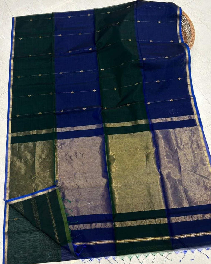 Deep green Maheshwari silk saree with small dobby-set buti and a royal blue pallu banded in gold, handwoven in Maheshwar