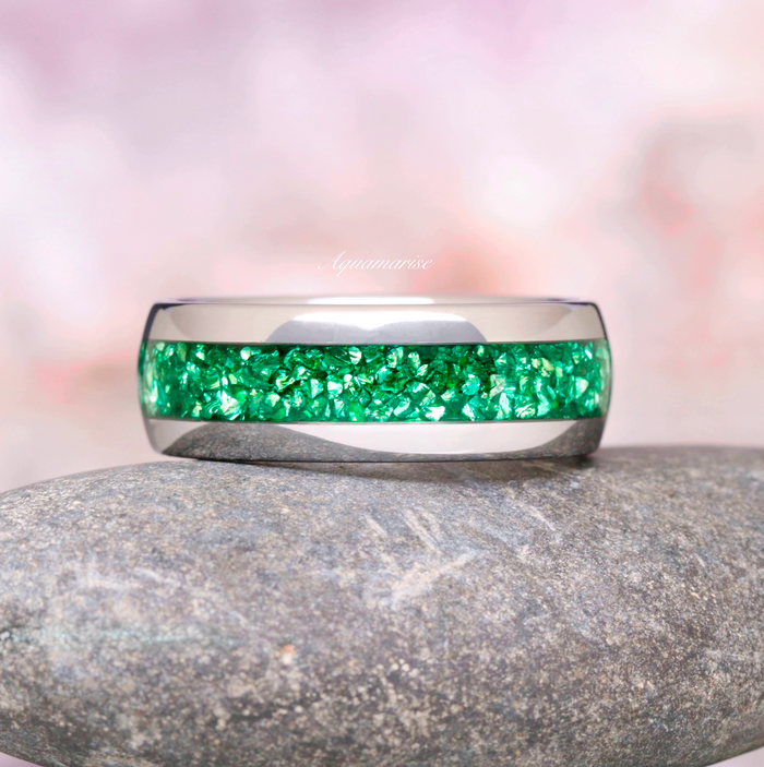 Emerald Leaf Couples Ring Set featuring a polished silver band with vibrant crushed emerald inlay by Aquamarise, part of their Matching Couples’ Rings and Emerald Jewelry collections.