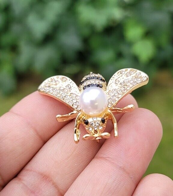 Honey Bee Brooch Vintage Look Queen Broach Gold Plated Celebrity Design Pin K45