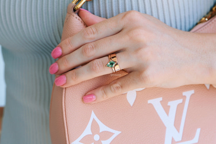Kite Cut Green Moss Agate Couples Ring Set by Aquamarise with a green moss agate stone and polished rose gold band, styled on hand holding a blush pink designer handbag.