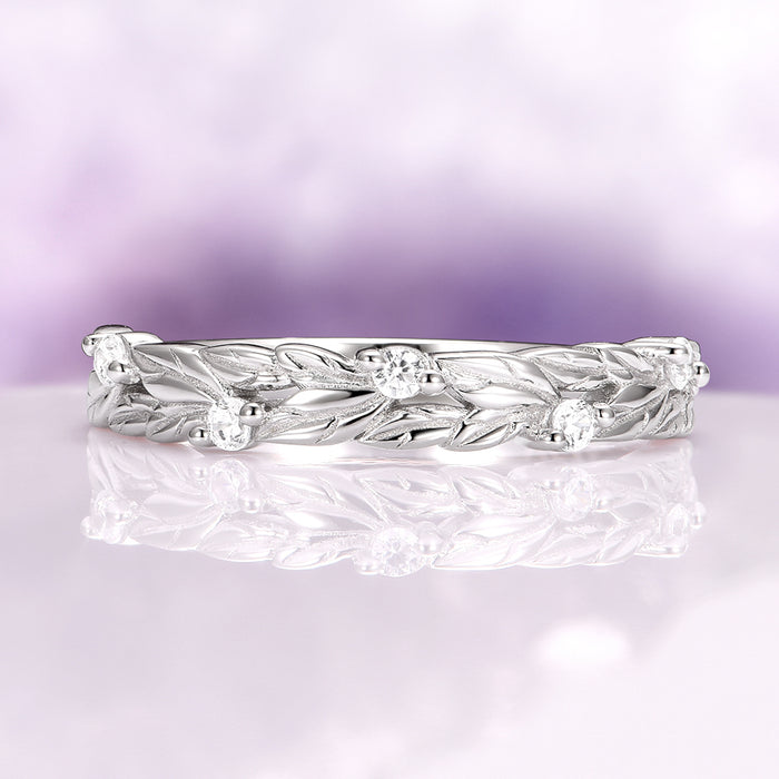 Leaf Diamond Wedding Band in 14K White Gold by Aquamarise Gold, featuring detailed engraved leaf motifs accented with sparkling diamonds, a nature-inspired design perfect for women’s wedding bands and meaningful gifts.
