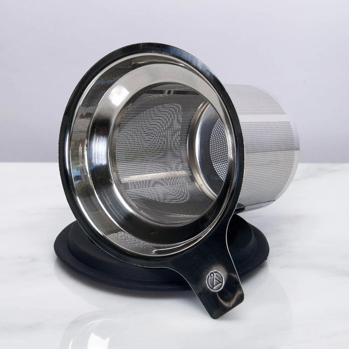 One cup tea infuser made of stainless steel for easy loose tea brewing, featuring a sleek design and practical usability.