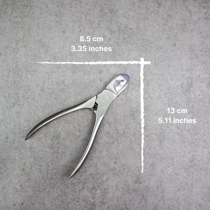 Pet grooming kit nail clippers with size measurements displayed, designed for easy trimming of pet nails.