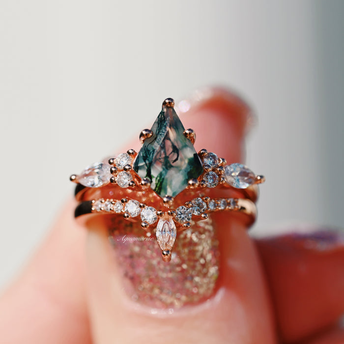 Skye Kite® Green Moss Agate Couples Ring Set by Aquamarise, featuring a kite-shaped moss agate center stone with sparkling accent gems on rose gold bands, part of Matching Couples' Rings collection.